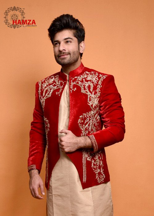 Pristine ivory aur off-white base par haseen self-embroidery.